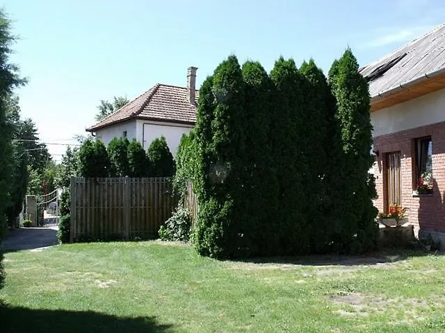 ゲストハウス Magdi Panzio 3*